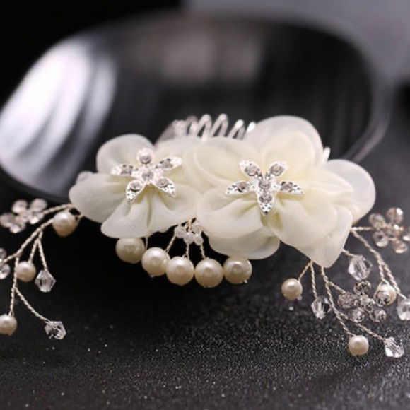 Floral Hair  Comb Accessory - Picture 2 of 3